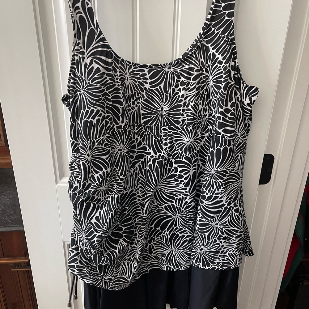Maxine Swimsuit 26W One piece attached Skirt great